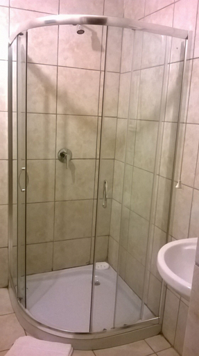 Bathroom 4, Maple's Guest House, City of Tshwane