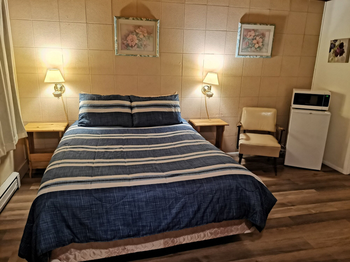 Bedroom 2, Cedars Motel, Okanagan-Similkameen