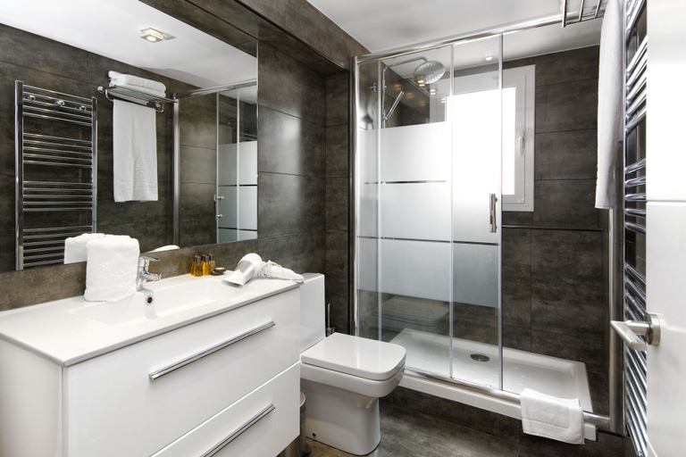 Bathroom 5, Mercedes Heritage Barcelona Apartments, Barcelona