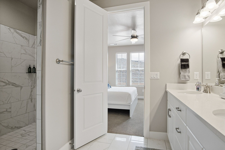 Bathroom 3, Endless Summer/ Brand New Waterpark!, Washington