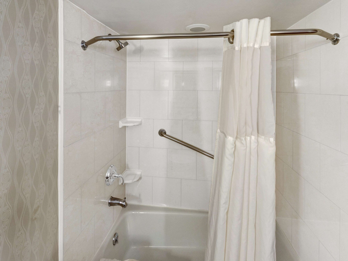 Bathroom 5, DoubleTree by Hilton Hotel Wichita Airport, Sedgwick