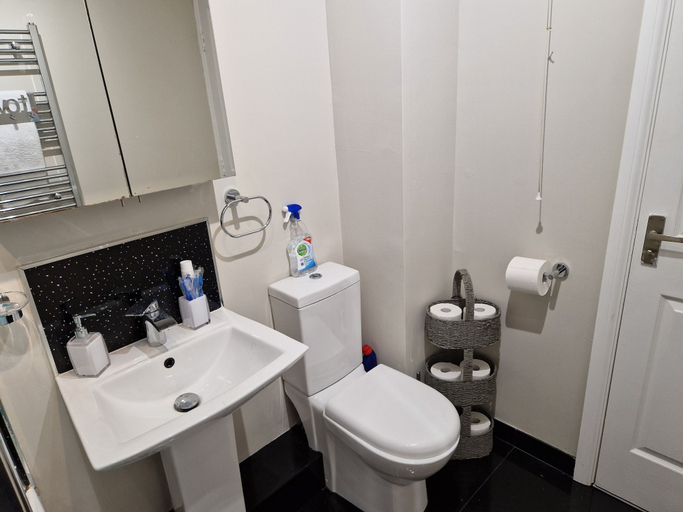 Bathroom 2, Washingtons Emerald 2 Bed Exec Apt, Sunderland