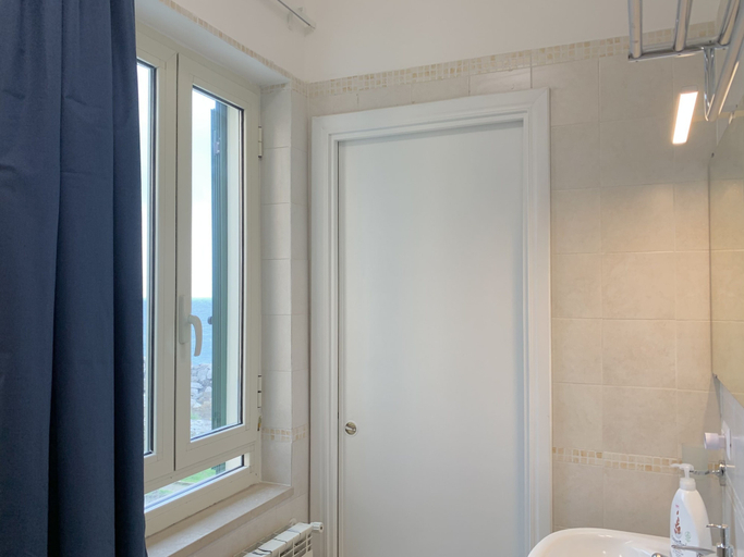 Bathroom 4, Artis Mare, Napoli