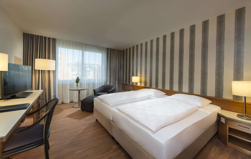 Bedroom 2, Maritim Hotel Stuttgart, Stuttgart