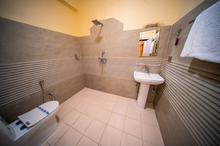 Bathroom 3, Dharma Backpackers, Gandaki