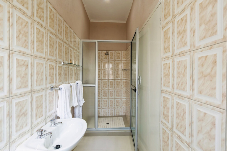 Bathroom 3, Premier Guest Lodge, Hwange