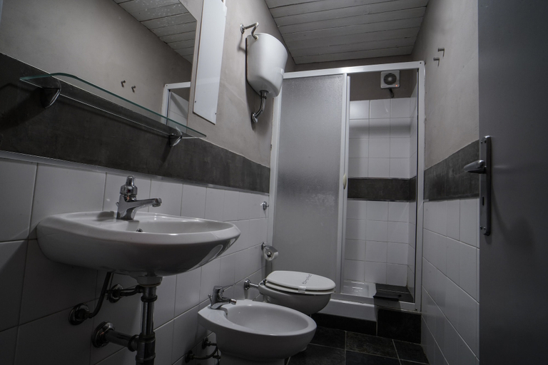 Bathroom 3, Casa Lerux, Agrigento