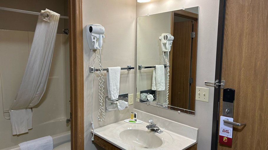 Bathroom 3, Super 8 by Wyndham Gilman, Iroquois