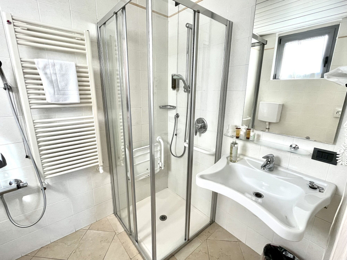 Bathroom 4, Hotel Alfieri, Brescia