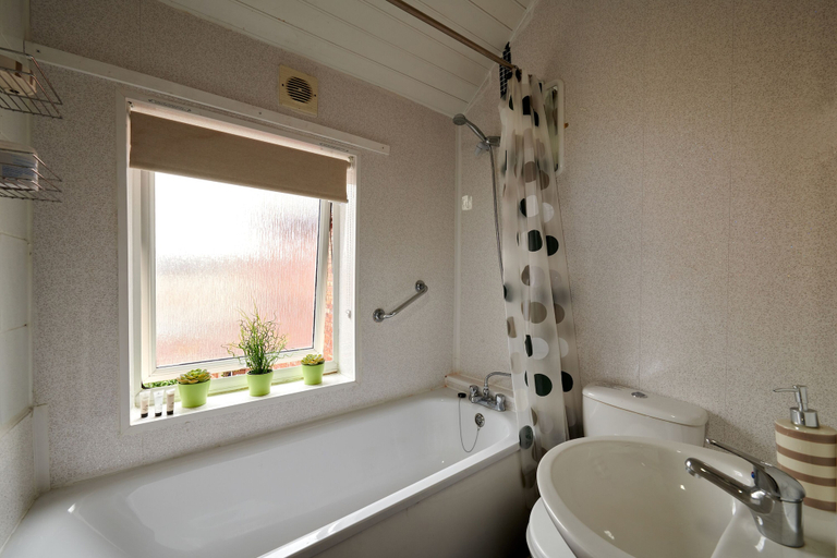 Bathroom, Detached 3 Bed House, Ideal for Long Stays & Pets, Flintshire