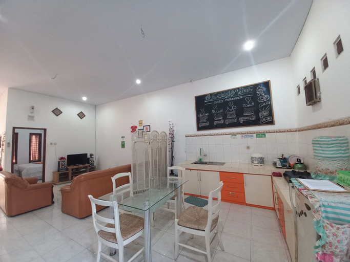 Dining Room 2, Homestay Syariah Monjali Dekat Taman Lampion by Simply Homy, Sleman