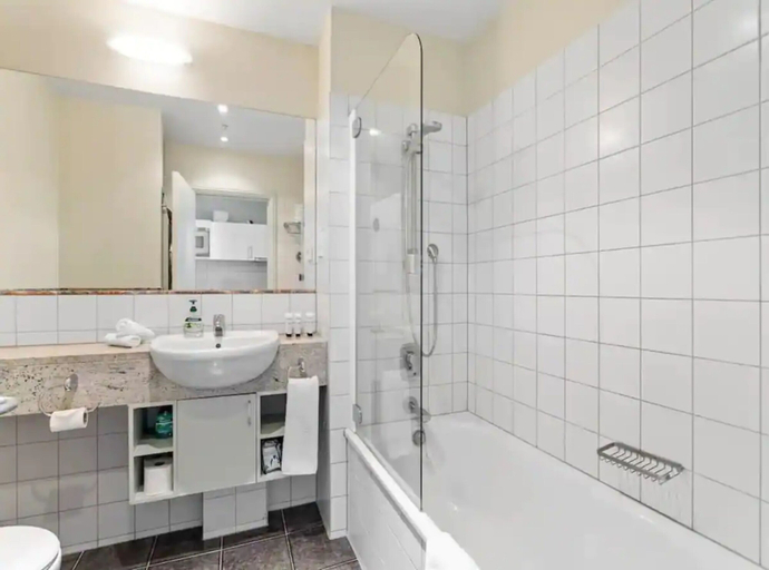 Bathroom, Stunning studio -Gym, Pool & Parking Zodiak Stays, Waitakere