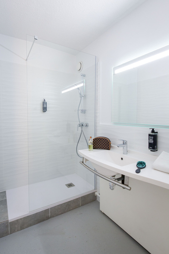 Bathroom 4, ibis budget Fréjus Saint-Raphaël Centre et Plage, Var
