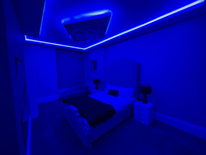 Others 5, 1 Bed Flat - Sleeps 2 - Hot Tub - Parking - Wifi, Bradford