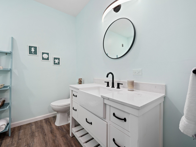Bathroom 4, Aly-kat's Flip Flop Flat, Aransas