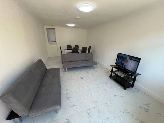 Others 5, New 5-bed & 4 Bathroom House in Croydon, London