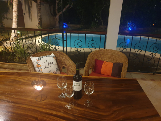 Others 5, Villa - Sleeps 7 - Pool - Parking, Black River