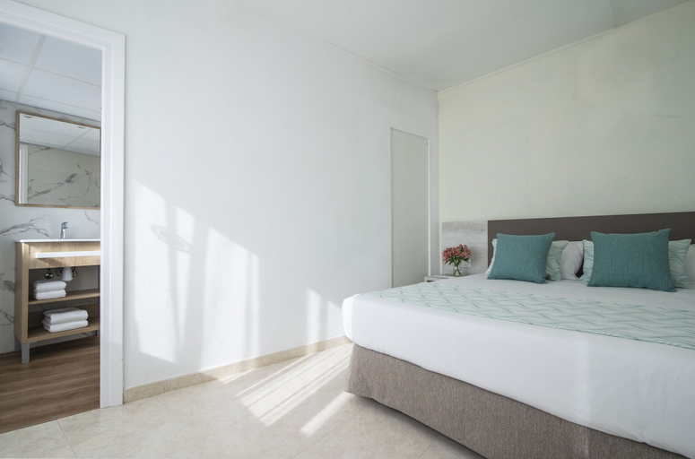 Bedroom 3, Hotel Lloret Santa Rosa by Pierre & Vacances, Girona