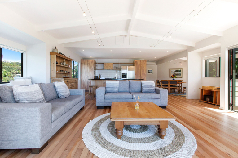 Others 5, Beachfront Enclosure Bay, Auckland