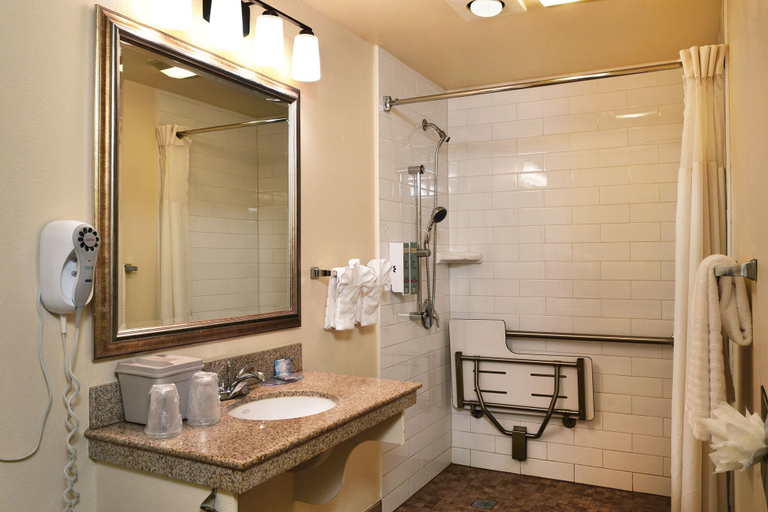 Bathroom 4, Lamplighter Inn & Suites at SDSU, San Diego