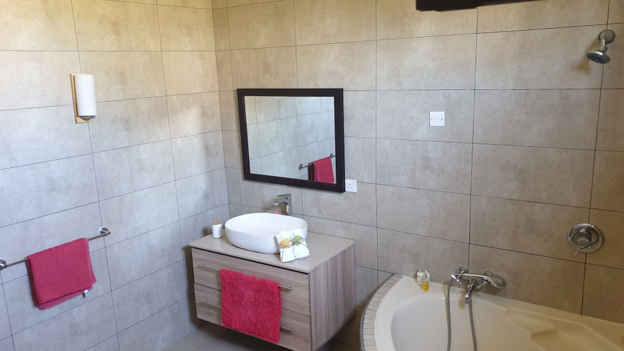 Bathroom, Villa - Sleeps 7 - Pool - Parking, Black River