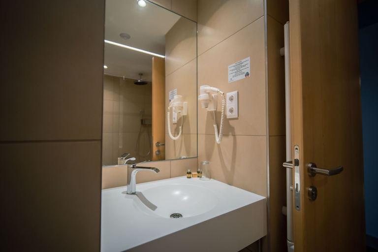 Bathroom 5, Eleven Business & Sport Hotel, Jászberény