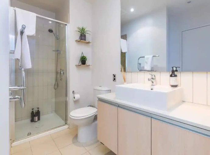 Bathroom, Wynyard Viaduct Harbour 2BR+Parking: Zodiak Stays, Waitakere