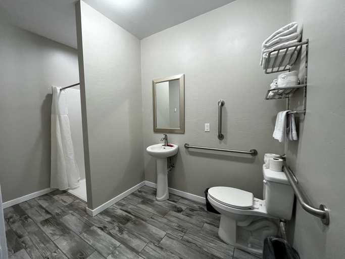 Bathroom 3, Longhorn Flats, Eddy