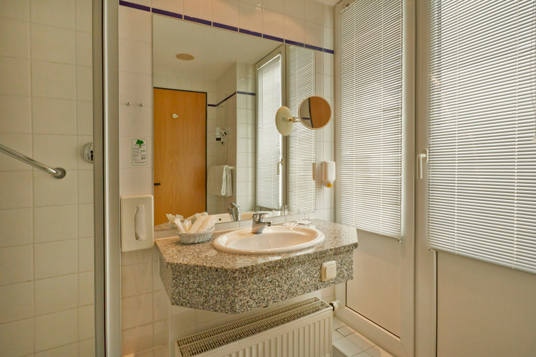 Bathroom 5, Sunday Hotel Friedrichroda & SPA, Gotha
