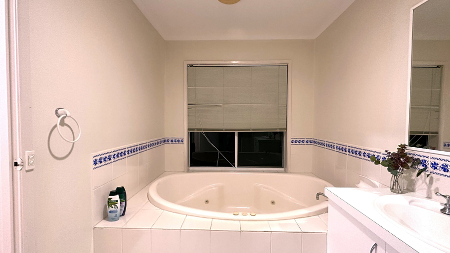 Bathroom 4, Close to Airport, Melton - East