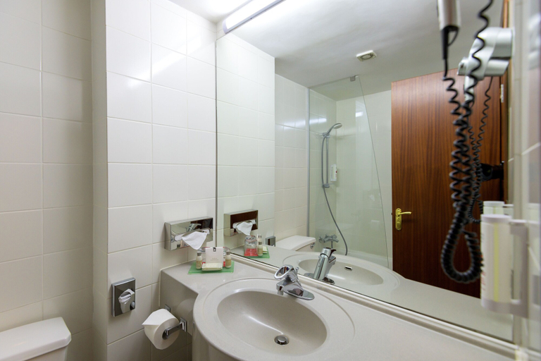 Bathroom 4, Ramada by Wyndham Bucharest Parc, Municipiul Bucuresti