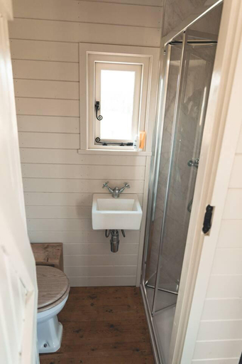 Bathroom 4, Dog Friendly Shepherd's Hut, Perfect for Couples, Kent