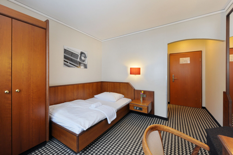 Bedroom 4, Ambassador Parkhotel, München