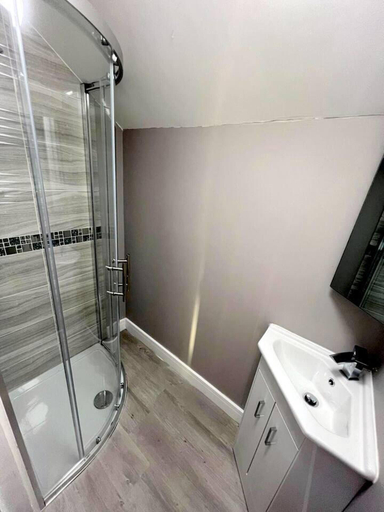 Bathroom 2, New 5-bed & 4 Bathroom House in Croydon, London