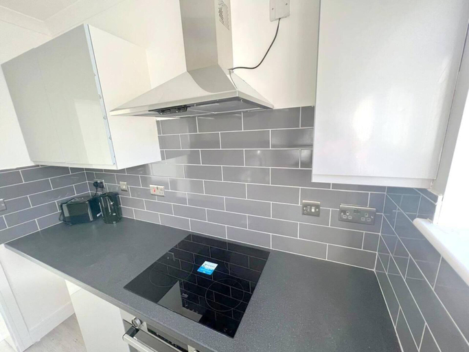 Others 4, New 5-bed & 4 Bathroom House in Croydon, London