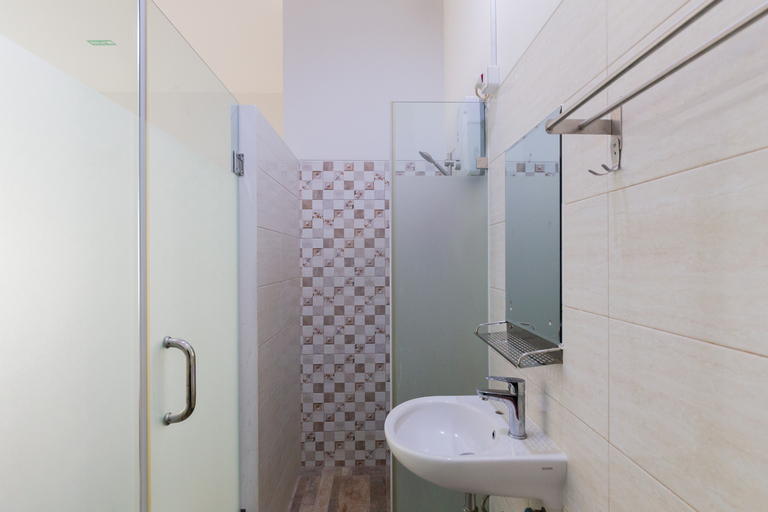 Bathroom 4, RedDoorz Plus near Living Plaza Jababeka, Cikarang