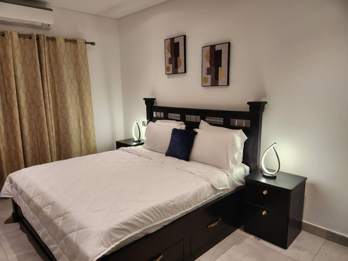 Room 2, Impeccable & Cozy Gem-5 Star Location - Pools, Gym, Accra