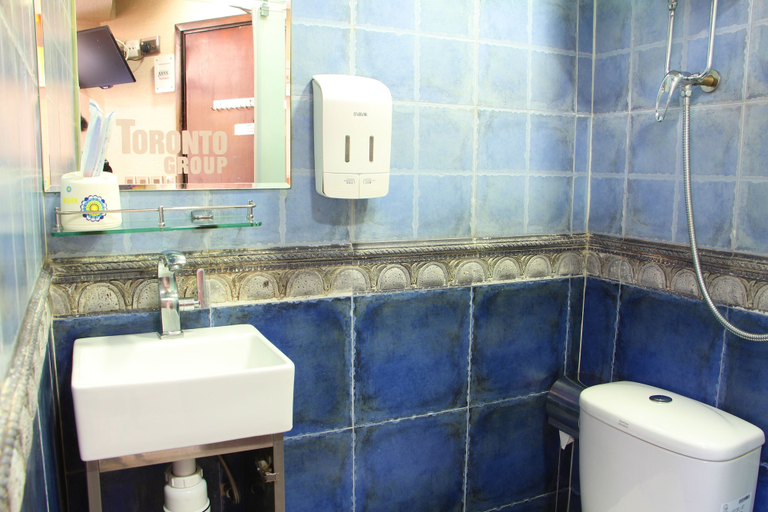 Bathroom 4, Temple Street Hotel, Kowloon