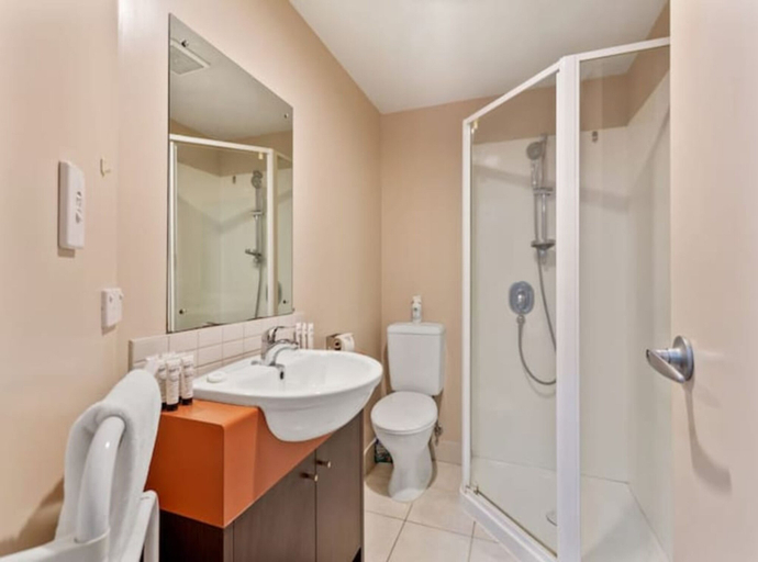 Bathroom, Uptown Two Bedroom Apartment With The Essentials, Waitakere
