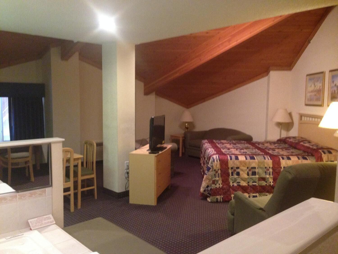 Bedroom 2, Ameristay Inn & Suites, Pike