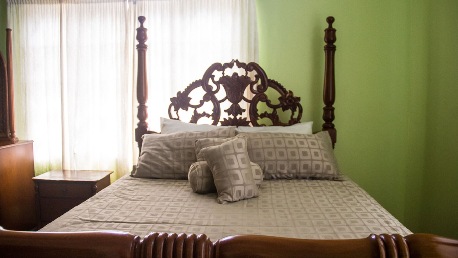 Bedroom 2, Old Cam Lodge