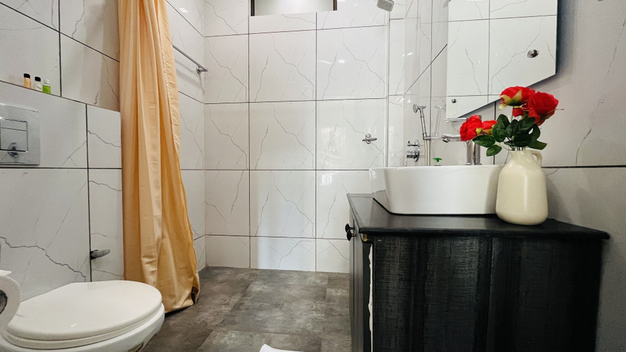 Bathroom 3, Olive Service Apartments - DLF Cyber City, Gurgaon