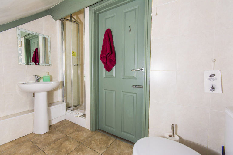 Bathroom 3, Llangollen Hostel, Denbighshire