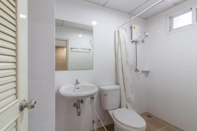 Bathroom 5, Collection O Siam Privi Hotel, Huai Kwang