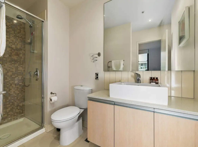 Bathroom, Beautiful 2BR - Pool, Gym & Parking Zodiak Stays, Waitakere