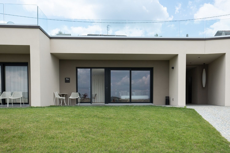 Exterior 10
