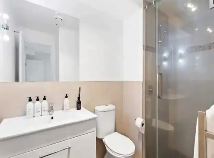 Bathroom, Central Modern Apt. w/ Working Space Zodiak Stays, Waitakere