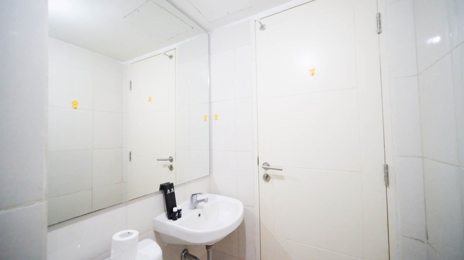 Bathroom 5, Modern And Cozy Stay Studio Apartment At Tanglin Supermall Mansion, Surabaya