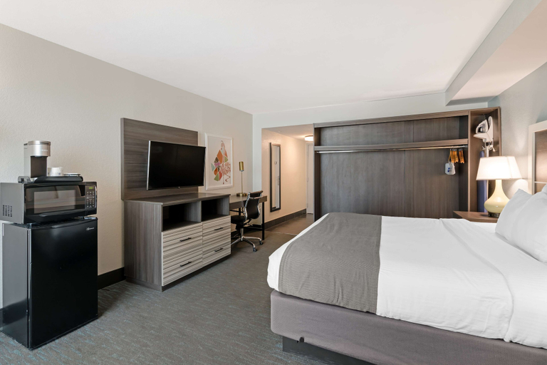 Bedroom 3, Best Western Plus Daytona Inn Seabreeze Oceanfront, Volusia