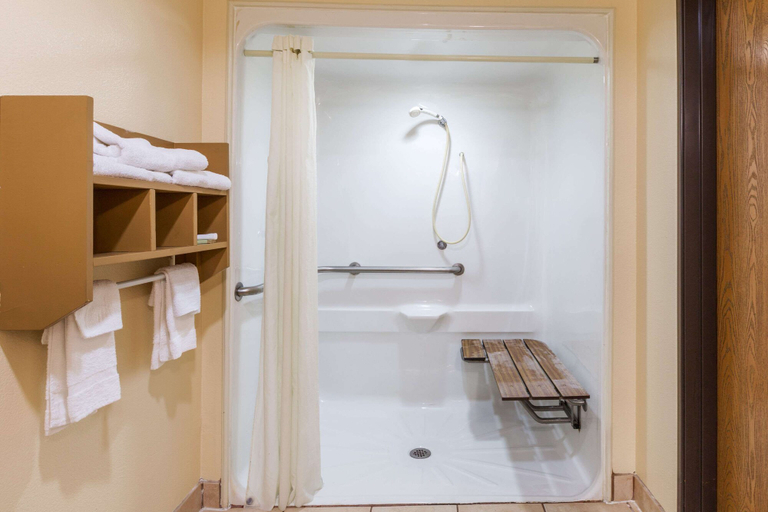 Bathroom 4, Super 8 by Wyndham League City, Galveston